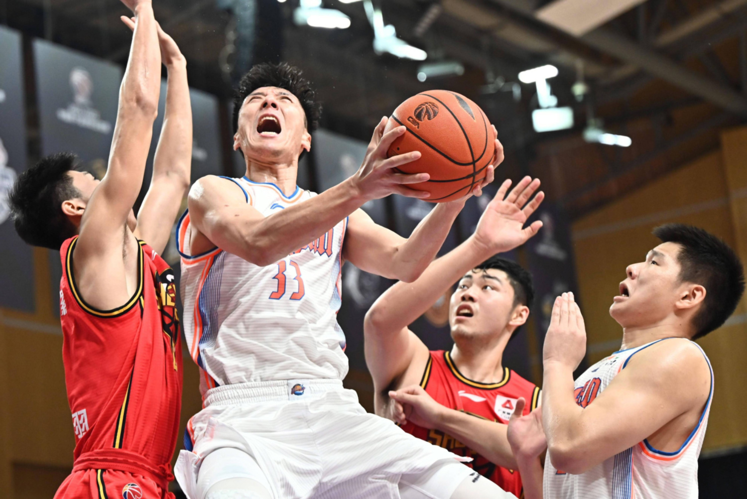 力求完美！队伍在赛场上追求团队默契和个人突破 